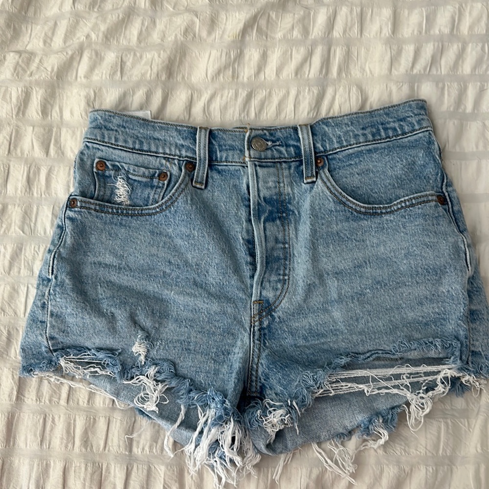 Light wash Levi’s jean shorts